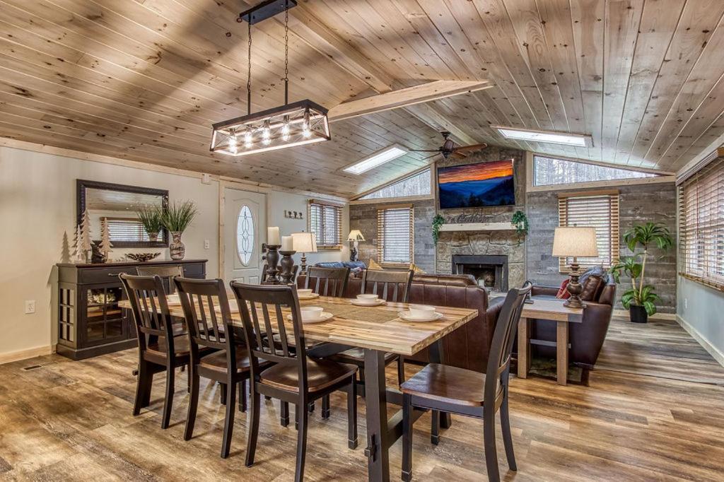 Whispering Winds, Hot Tub, Game Room, Wifi, 1089 Free Tickets Each Paid Day, Dollywood And More Gatlinburg Kültér fotó