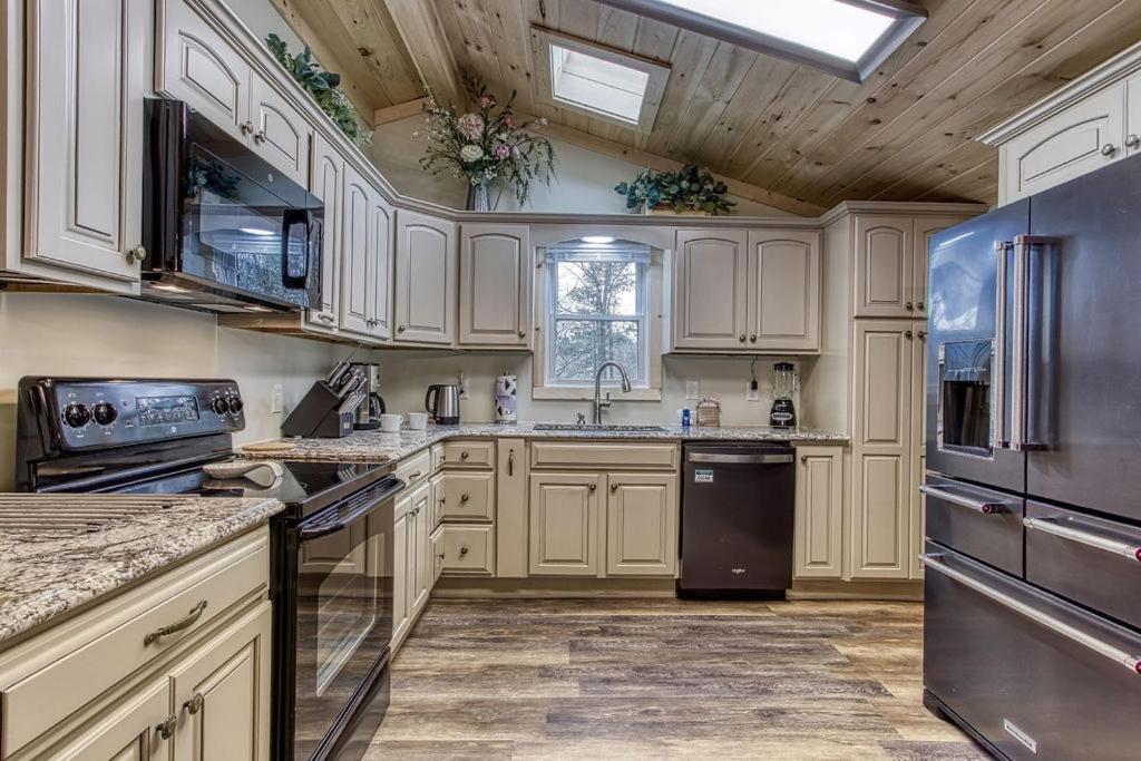 Whispering Winds, Hot Tub, Game Room, Wifi, 1089 Free Tickets Each Paid Day, Dollywood And More Gatlinburg Kültér fotó