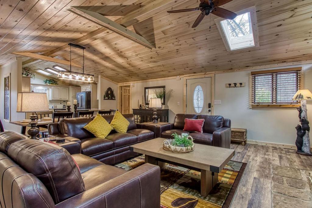 Whispering Winds, Hot Tub, Game Room, Wifi, 1089 Free Tickets Each Paid Day, Dollywood And More Gatlinburg Kültér fotó