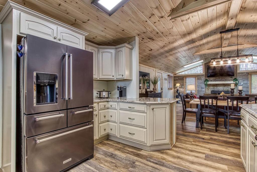 Whispering Winds, Hot Tub, Game Room, Wifi, 1089 Free Tickets Each Paid Day, Dollywood And More Gatlinburg Kültér fotó