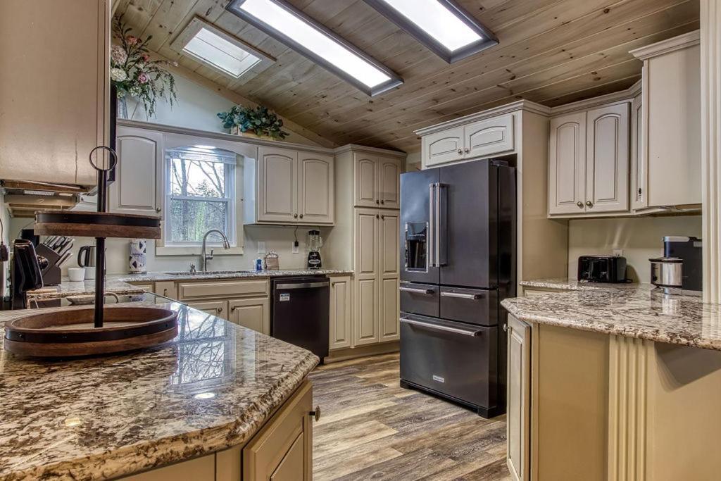 Whispering Winds, Hot Tub, Game Room, Wifi, 1089 Free Tickets Each Paid Day, Dollywood And More Gatlinburg Kültér fotó