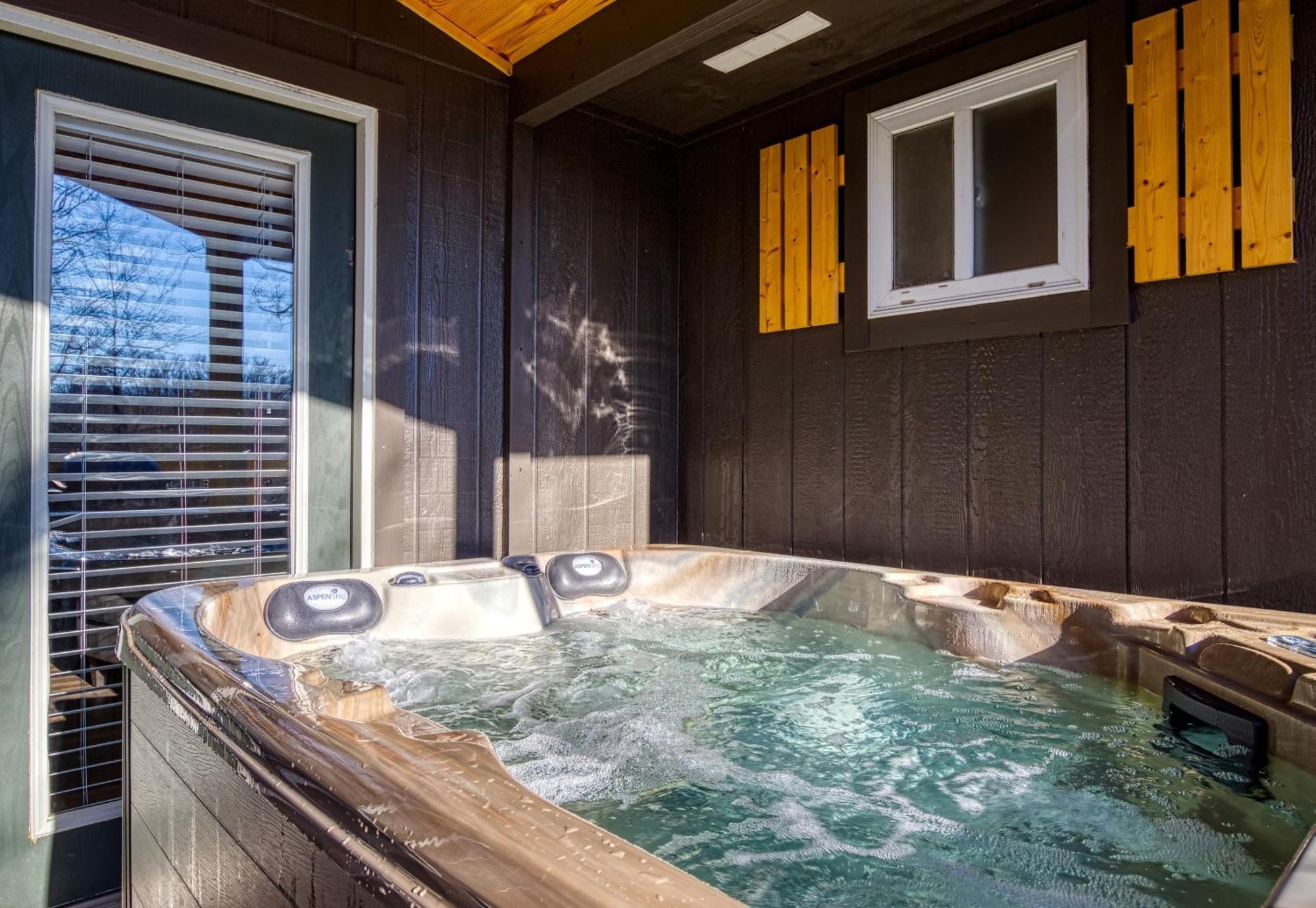 Whispering Winds, Hot Tub, Game Room, Wifi, 1089 Free Tickets Each Paid Day, Dollywood And More Gatlinburg Kültér fotó